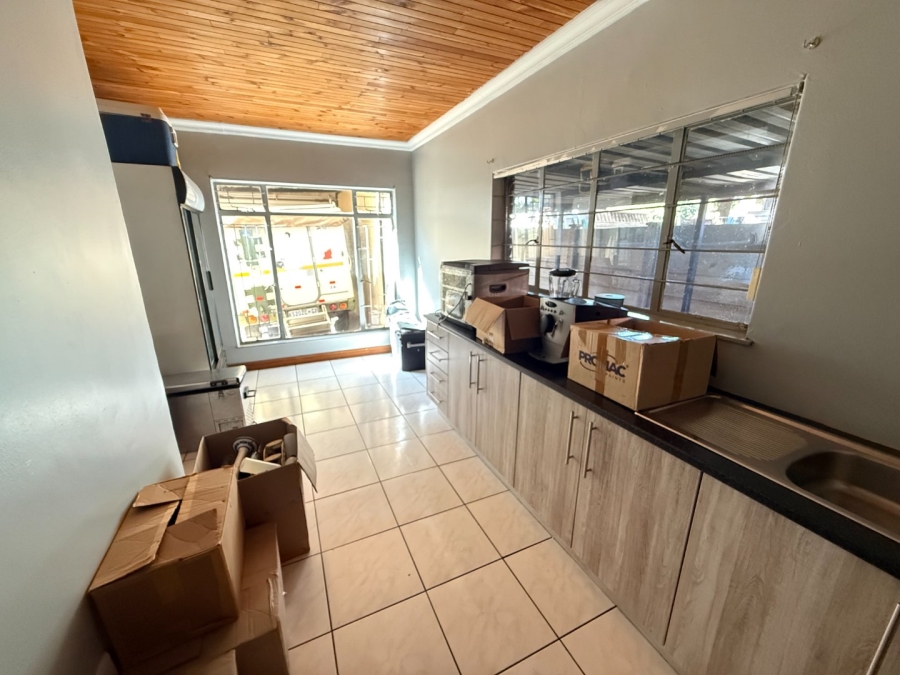 5 Bedroom Property for Sale in Rooihuiskraal Gauteng
