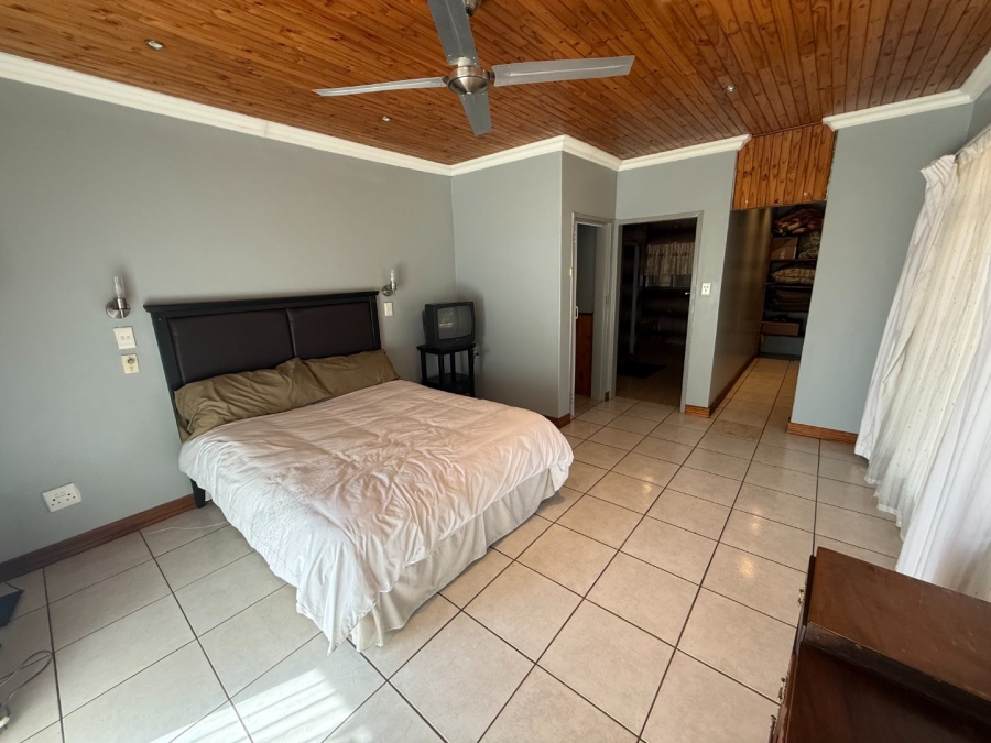 5 Bedroom Property for Sale in Rooihuiskraal Gauteng