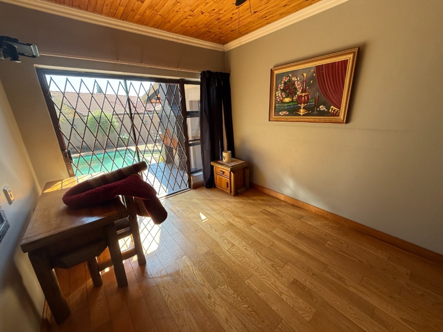 5 Bedroom Property for Sale in Rooihuiskraal Gauteng