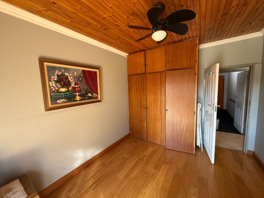 5 Bedroom Property for Sale in Rooihuiskraal Gauteng