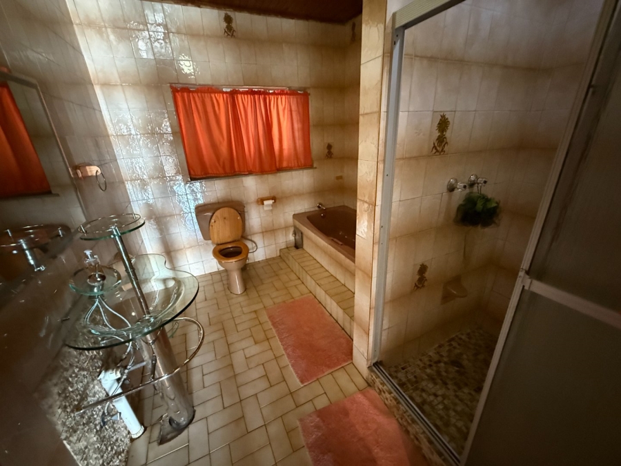 5 Bedroom Property for Sale in Rooihuiskraal Gauteng