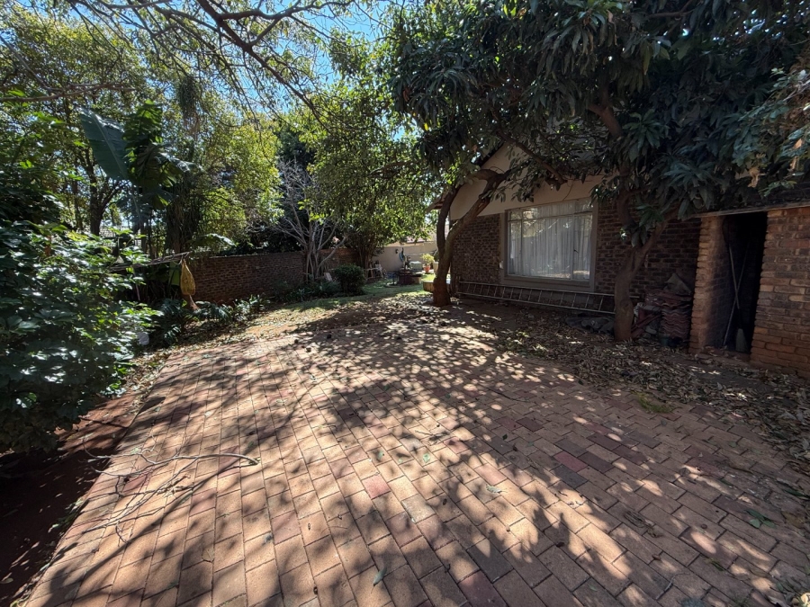 5 Bedroom Property for Sale in Rooihuiskraal Gauteng