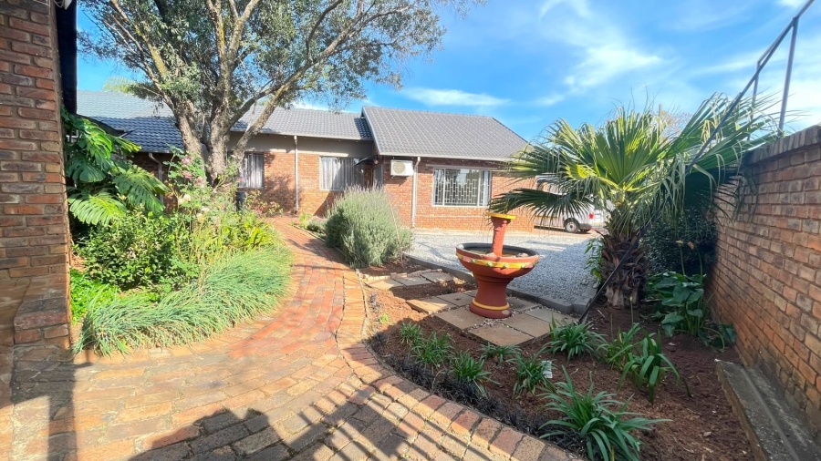 6 Bedroom Property for Sale in The Reeds Gauteng
