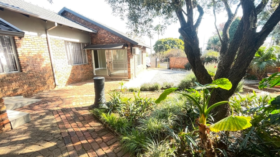 6 Bedroom Property for Sale in The Reeds Gauteng