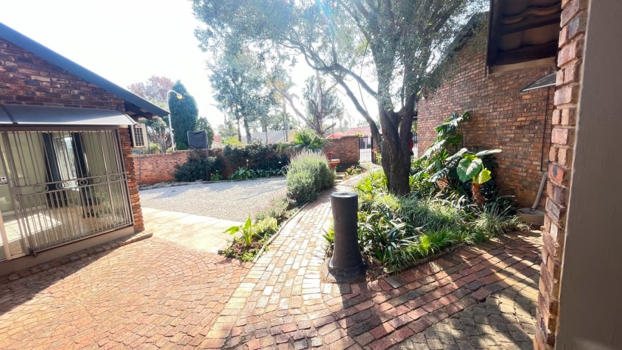 6 Bedroom Property for Sale in The Reeds Gauteng