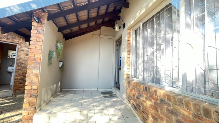 6 Bedroom Property for Sale in The Reeds Gauteng