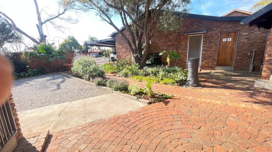 6 Bedroom Property for Sale in The Reeds Gauteng