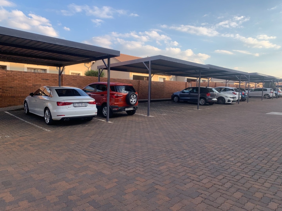 2 Bedroom Property for Sale in Monavoni Gauteng