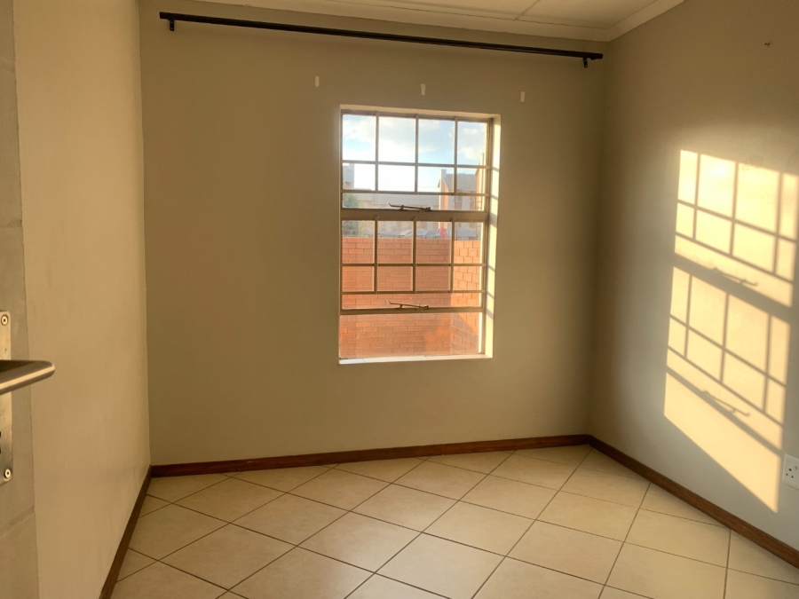 2 Bedroom Property for Sale in Monavoni Gauteng