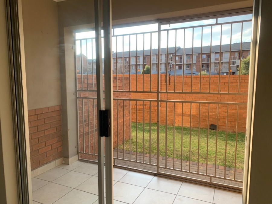 2 Bedroom Property for Sale in Monavoni Gauteng