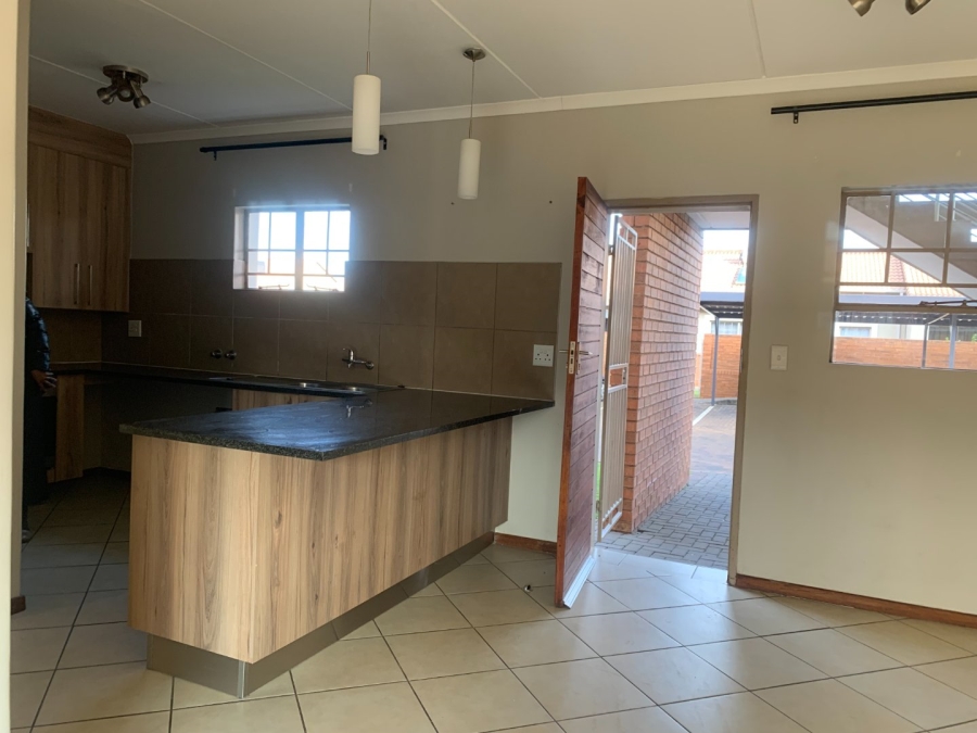 2 Bedroom Property for Sale in Monavoni Gauteng
