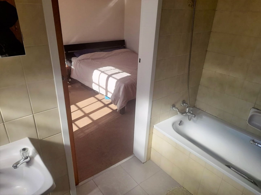 To Let 3 Bedroom Property for Rent in Glenvista Gauteng