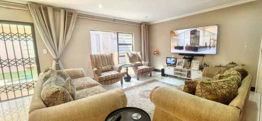 To Let 4 Bedroom Property for Rent in Faerie Glen Gauteng