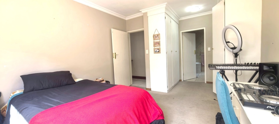 To Let 4 Bedroom Property for Rent in Faerie Glen Gauteng