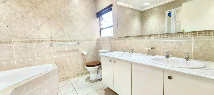 To Let 4 Bedroom Property for Rent in Faerie Glen Gauteng