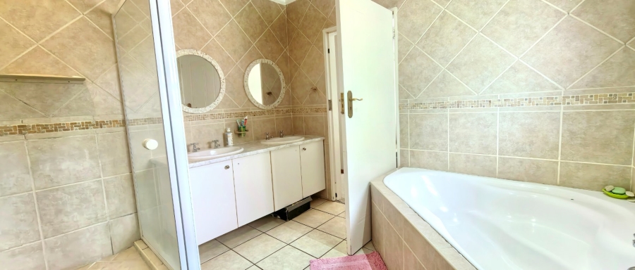 To Let 4 Bedroom Property for Rent in Faerie Glen Gauteng