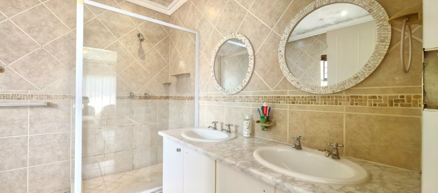 To Let 4 Bedroom Property for Rent in Faerie Glen Gauteng