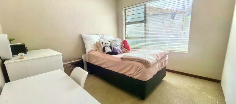 To Let 4 Bedroom Property for Rent in Faerie Glen Gauteng