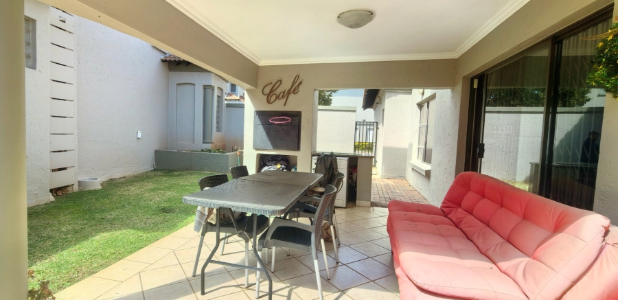 To Let 4 Bedroom Property for Rent in Faerie Glen Gauteng