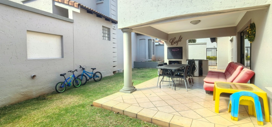 To Let 4 Bedroom Property for Rent in Faerie Glen Gauteng
