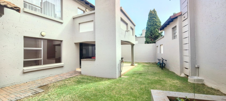To Let 4 Bedroom Property for Rent in Faerie Glen Gauteng