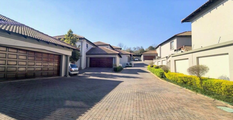 To Let 4 Bedroom Property for Rent in Faerie Glen Gauteng