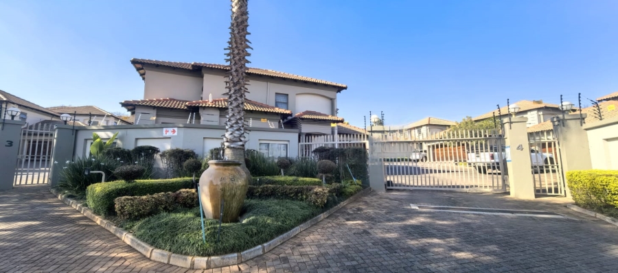 To Let 4 Bedroom Property for Rent in Faerie Glen Gauteng