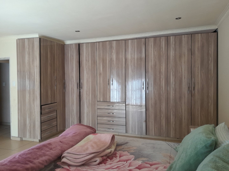 5 Bedroom Property for Sale in Spruit View Gauteng