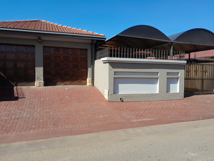 5 Bedroom Property for Sale in Spruit View Gauteng