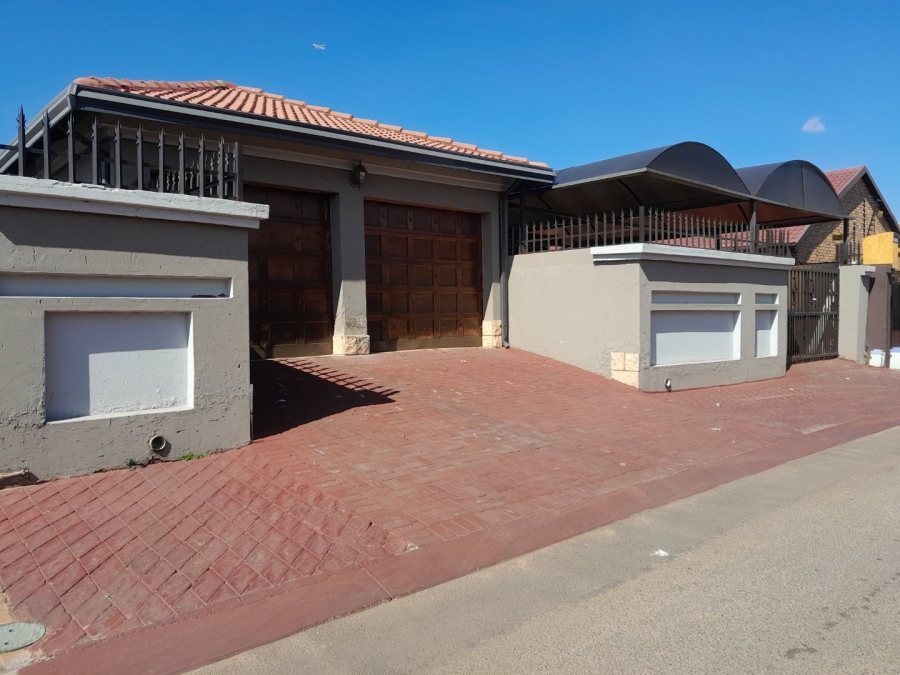 5 Bedroom Property for Sale in Spruit View Gauteng