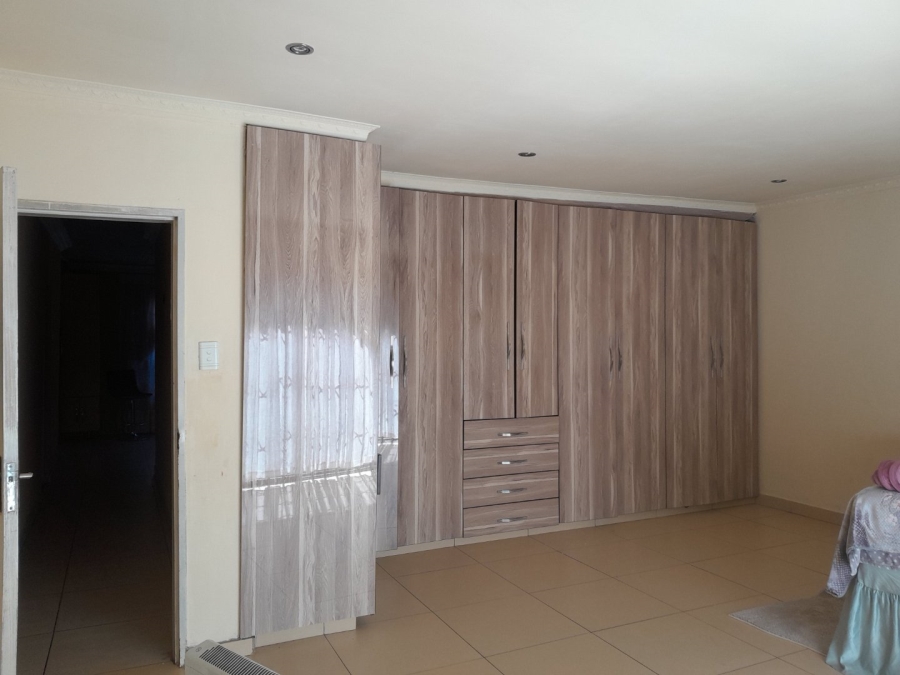 5 Bedroom Property for Sale in Spruit View Gauteng