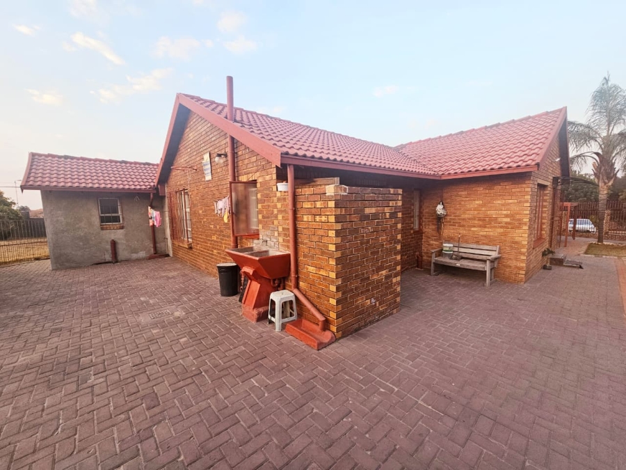 3 Bedroom Property for Sale in Heuweloord Gauteng