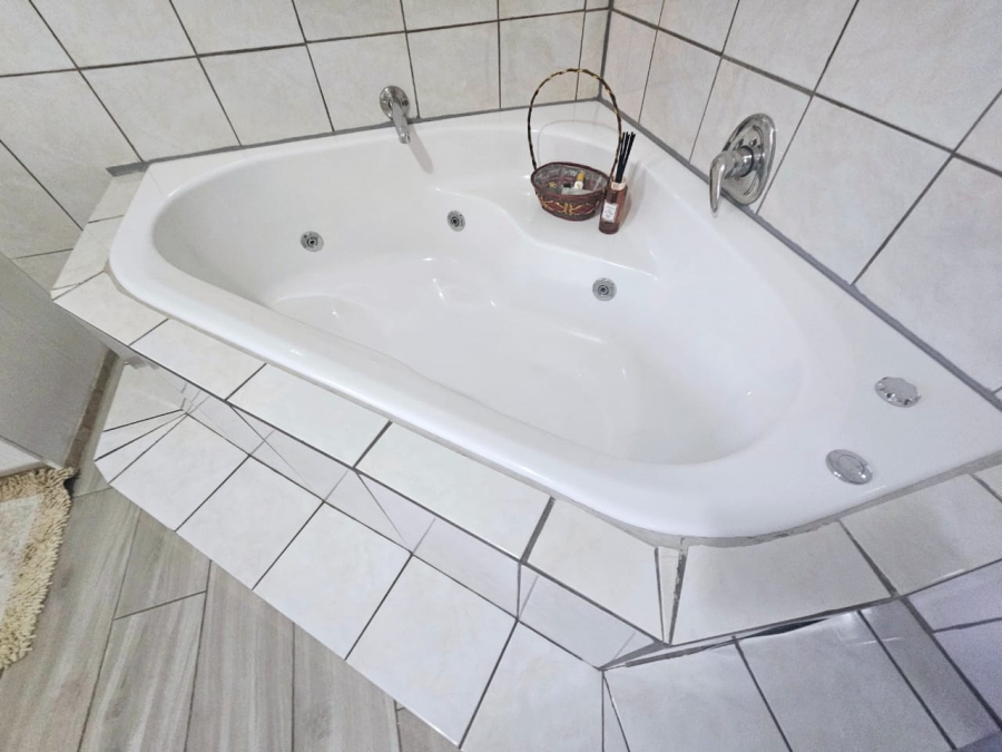 3 Bedroom Property for Sale in Heuweloord Gauteng