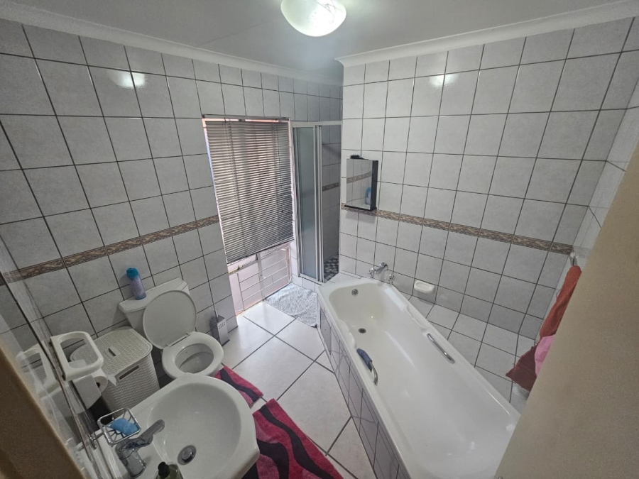 3 Bedroom Property for Sale in Heuweloord Gauteng