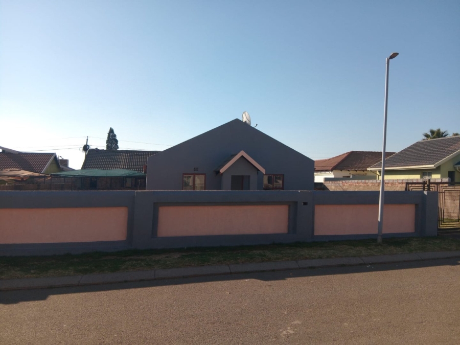  Bedroom Property for Sale in Spruit View Gauteng