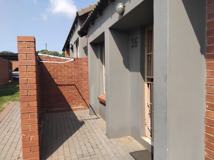 2 Bedroom Property for Sale in Monavoni Gauteng