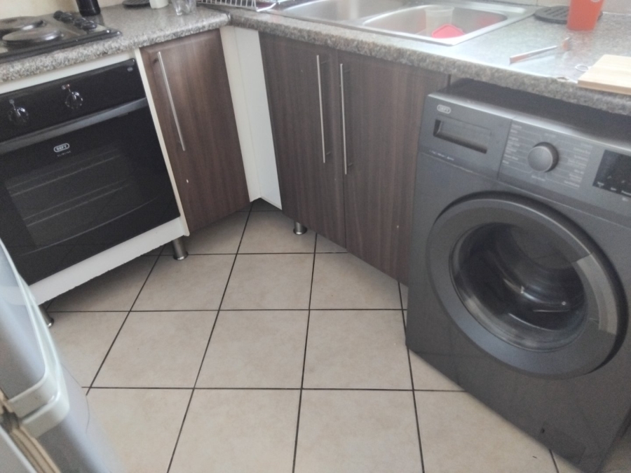 2 Bedroom Property for Sale in Monavoni Gauteng