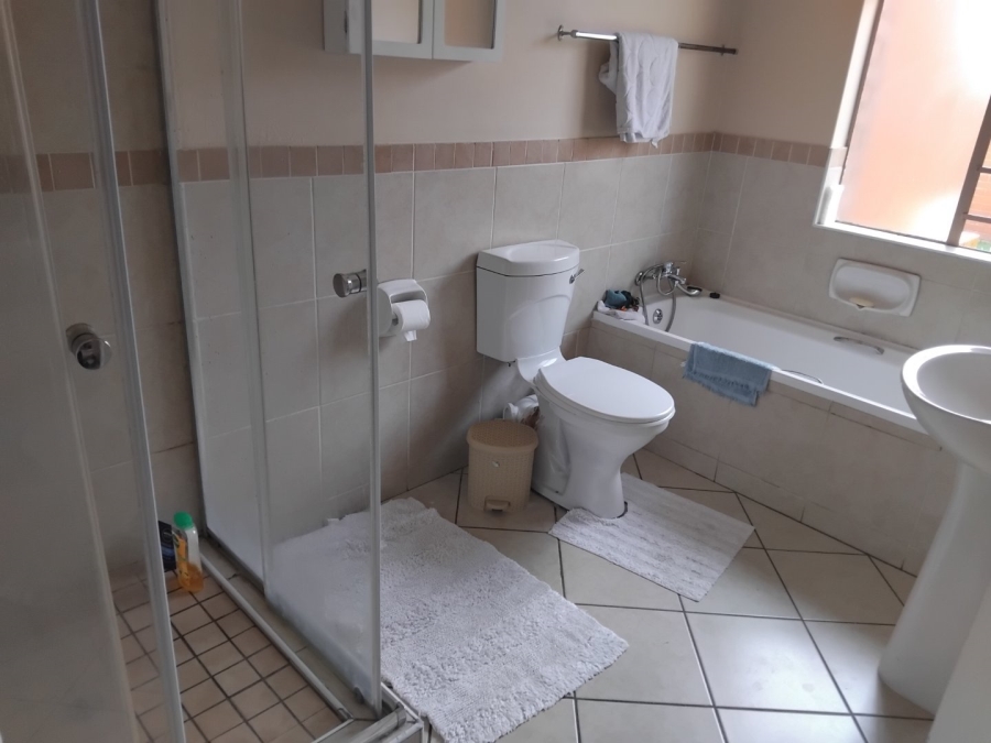 2 Bedroom Property for Sale in Monavoni Gauteng