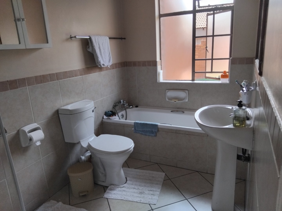 2 Bedroom Property for Sale in Monavoni Gauteng