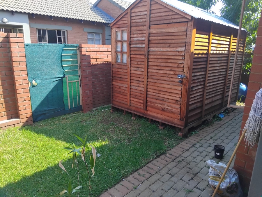 2 Bedroom Property for Sale in Monavoni Gauteng