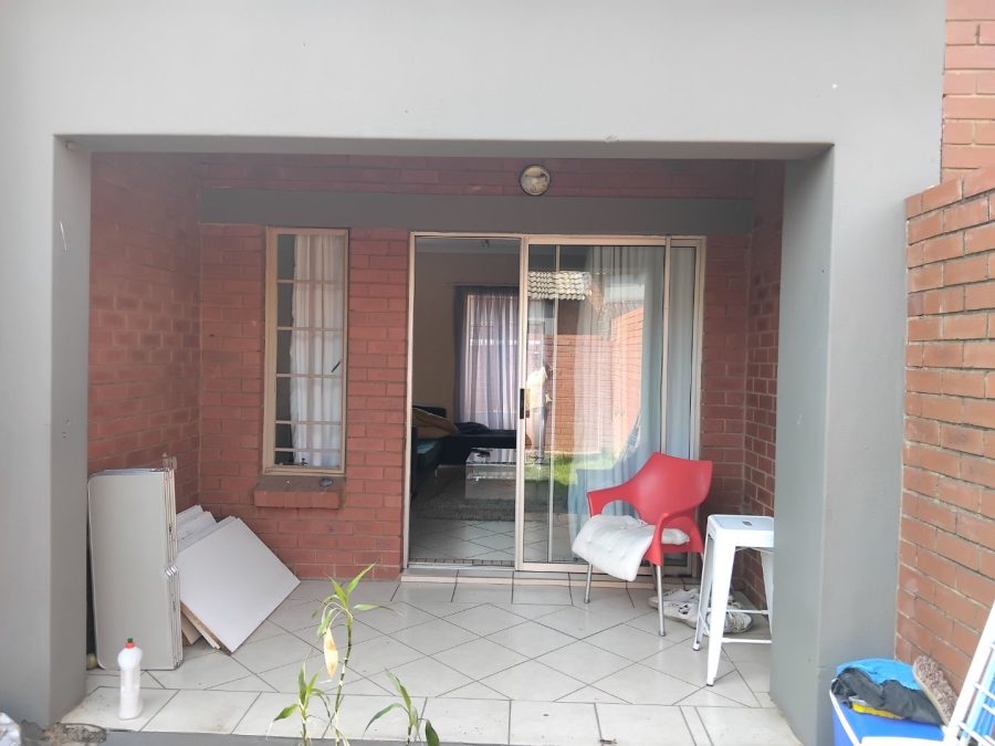 2 Bedroom Property for Sale in Monavoni Gauteng