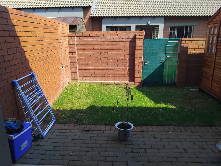 2 Bedroom Property for Sale in Monavoni Gauteng
