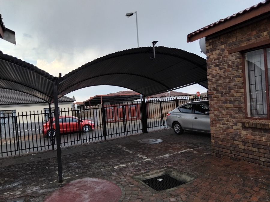 2 Bedroom Property for Sale in Olievenhoutbosch Gauteng