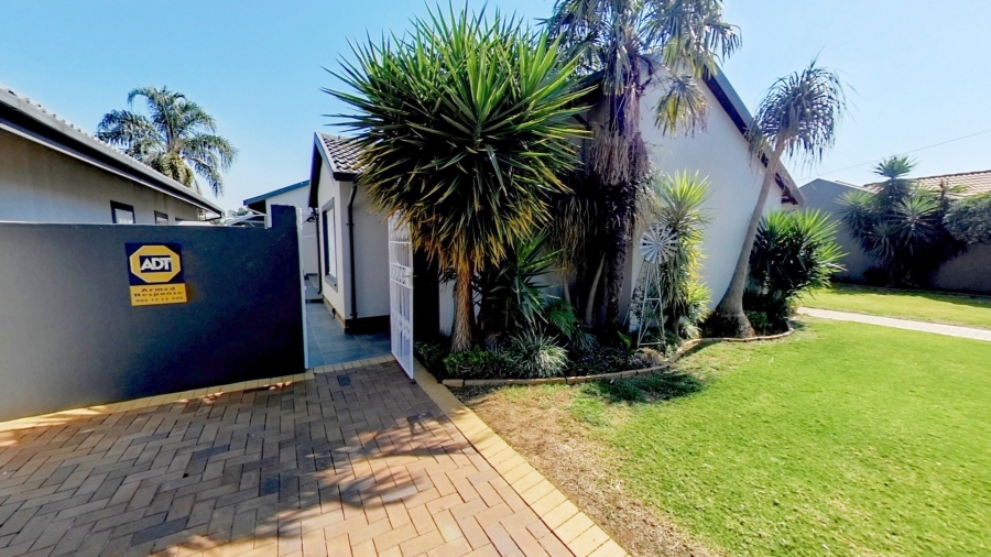 3 Bedroom Property for Sale in Faerie Glen Gauteng