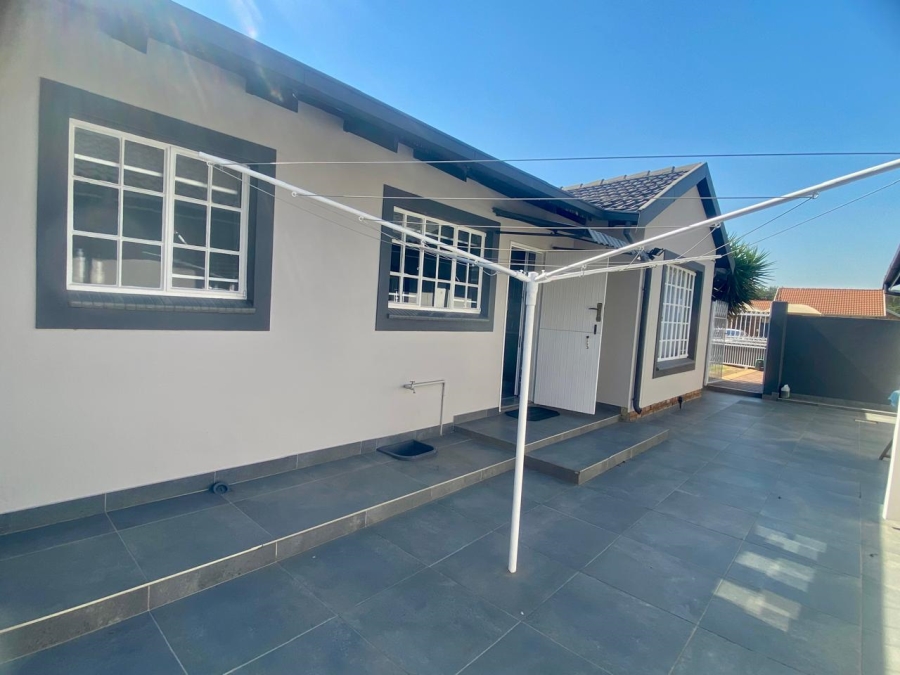3 Bedroom Property for Sale in Faerie Glen Gauteng