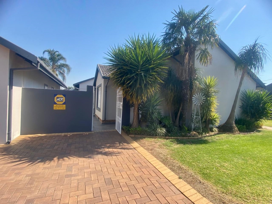 3 Bedroom Property for Sale in Faerie Glen Gauteng