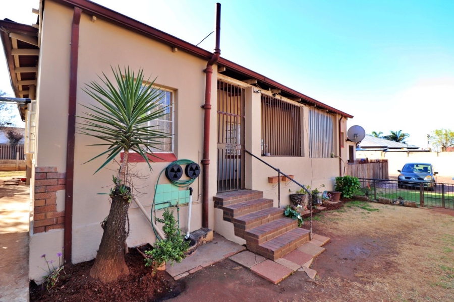 6 Bedroom Property for Sale in Primrose Gauteng