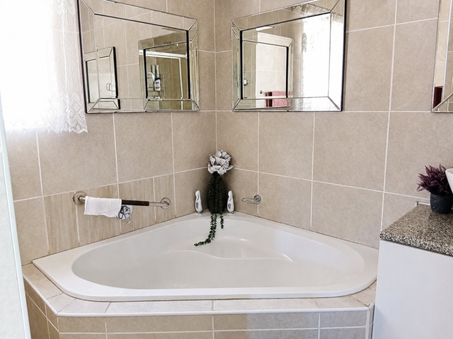 To Let 4 Bedroom Property for Rent in Freeway Park Gauteng