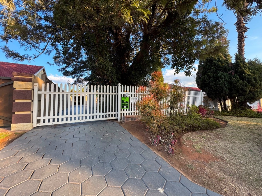 4 Bedroom Property for Sale in Glen Marais Gauteng