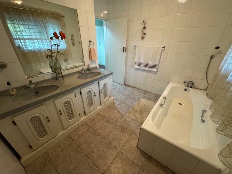 4 Bedroom Property for Sale in Glen Marais Gauteng
